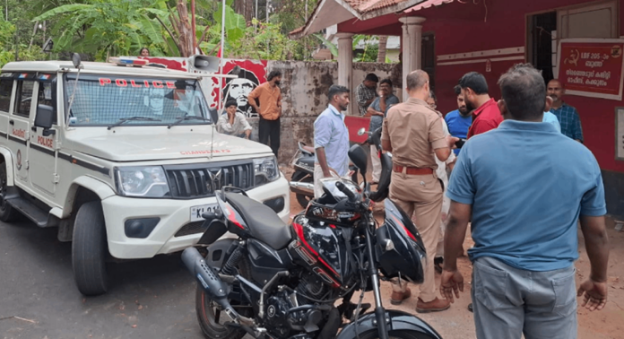 തൃക്കരിപ്പൂരിൽ സിപിഐഎം ഓഫീസിന് നേരെ യുഡിഎഫ് ആക്രമണം തൃക്കരിപ്പൂരിൽ സിപിഐഎം ഓഫീസിന് നേരെ യുഡിഎഫ് ആക്രമണം