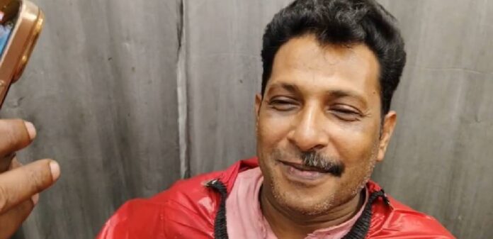 കഴക്കൂട്ടത്ത് നേരിട്ട തോല്വിയെ തുടര്ന്ന് കോണ്ഗ്രസ് പ്രവര്ത്തകന് പകുതി മീശ വടിച്ചു കഴക്കൂട്ടത്ത് നേരിട്ട തോല്വിയെ തുടര്ന്ന് കോണ്ഗ്രസ് പ്രവര്ത്തകന് പകുതി മീശ വടിച്ചു