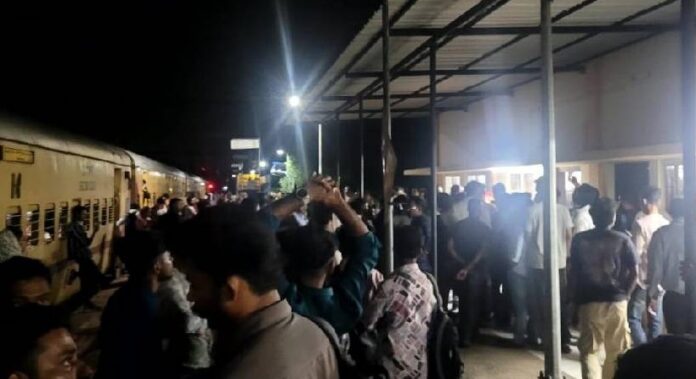 പാസഞ്ചർ ട്രെയിൻ പിടിച്ചിട്ടു ; മാരാരിക്കുളം റെയിൽവേ സ്റ്റേഷനിൽ യാത്രക്കാരുടെ പ്രതിഷേധം പാസഞ്ചർ ട്രെയിൻ പിടിച്ചിട്ടു ; മാരാരിക്കുളം റെയിൽവേ സ്റ്റേഷനിൽ യാത്രക്കാരുടെ പ്രതിഷേധം