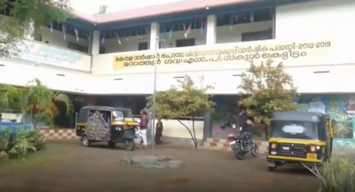 മണ്ണിടിച്ചിൽ സാധ്യത ശക്തമായതോടെ മറ്റത്തൂരിൽ കുടുംബങ്ങളെ സുരക്ഷിത സ്ഥാനങ്ങളിലേക്ക് മാറ്റിപ്പാർപ്പിച്ചു മണ്ണിടിച്ചിൽ സാധ്യത ശക്തമായതോടെ മറ്റത്തൂരിൽ കുടുംബങ്ങളെ സുരക്ഷിത സ്ഥാനങ്ങളിലേക്ക് മാറ്റിപ്പാർപ്പിച്ചു