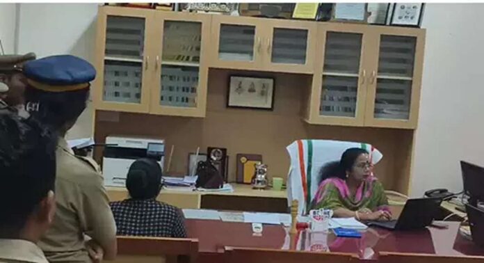 ആരോഗ്യ വകുപ്പ് ഡയറക്ടർ ചുമതല ഏറ്റെടുക്കാൻ ഡോ. കെ.ജെ റീന എത്തിയതോടെ ഡിഎച്ച്എസ് ഓഫീസിൽ നാടകീയ രംഗങ്ങൾ ആരോഗ്യ വകുപ്പ് ഡയറക്ടർ ചുമതല ഏറ്റെടുക്കാൻ ഡോ. കെ.ജെ റീന എത്തിയതോടെ ഡിഎച്ച്എസ് ഓഫീസിൽ നാടകീയ രംഗങ്ങൾ