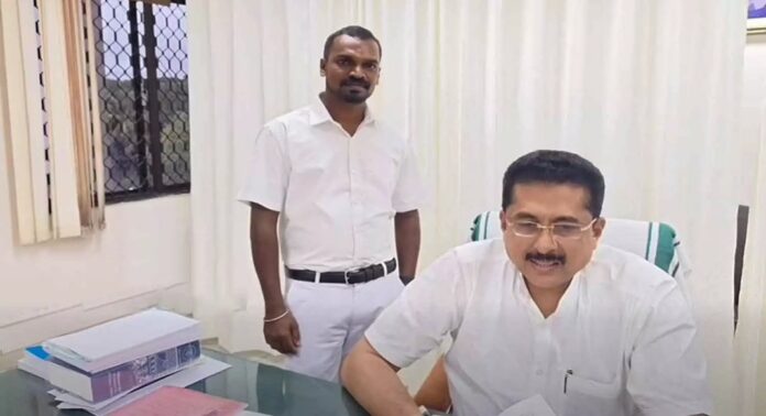 ഗോത്രവിഭാഗത്തിൽ നിന്നുള്ള സി.എസ് സമീഷിനെ വിദ്യാഭ്യാസ മന്ത്രി എൻ.ഷംസുദ്ദീന്റെ പേഴ്സണൽ സ്റ്റാഫിൽ നിയമിച്ചു ഗോത്രവിഭാഗത്തിൽ നിന്നുള്ള സി.എസ് സമീഷിനെ വിദ്യാഭ്യാസ മന്ത്രി എൻ.ഷംസുദ്ദീന്റെ പേഴ്സണൽ സ്റ്റാഫിൽ നിയമിച്ചു