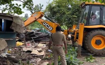 ഇടുക്കിയിൽ ലഹരി വില്പന നടത്തിയ കട പൊളിച്ചു നീക്കി