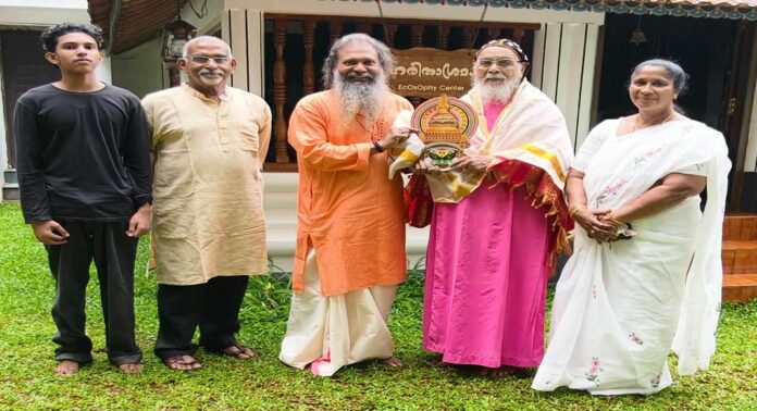 ക്ലിമ്മീസ് തിരുമേനിയെ ‘ഹരിതാശ്രമം’ മണ്ണുമര്യാദ ഗുരുകുലം ആദരിച്ചു ക്ലിമ്മീസ് തിരുമേനിയെ ‘ഹരിതാശ്രമം’ മണ്ണുമര്യാദ ഗുരുകുലം ആദരിച്ചു