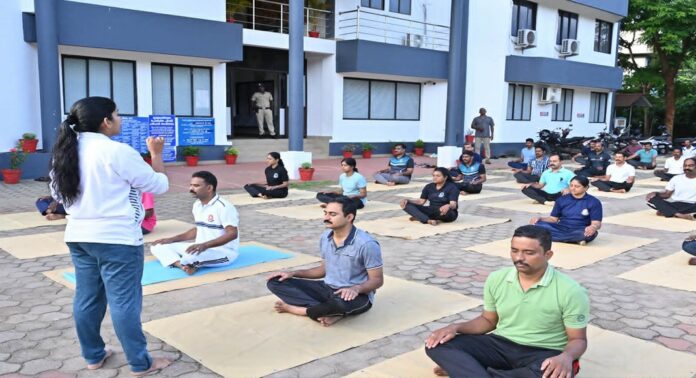 അന്താരാഷ്ട്ര യോഗാ ദിനം ; ജില്ലാ പോലീസ് ആസ്ഥാനത്ത് യോഗ പരിശീലനം സംഘടിപ്പിച്ചു അന്താരാഷ്ട്ര യോഗാ ദിനം ; ജില്ലാ പോലീസ് ആസ്ഥാനത്ത് യോഗ പരിശീലനം സംഘടിപ്പിച്ചു