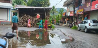 അത്തിക്കയം ജങ്ഷനിലെ വെള്ളക്കെട്ട് : ദുരിതമൊഴിയാതെ കാൽനടയാത്രക്കാരും വ്യാപാരികളും