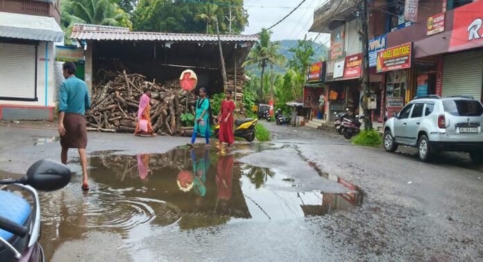 അത്തിക്കയം ജങ്ഷനിലെ വെള്ളക്കെട്ട് : ദുരിതമൊഴിയാതെ കാൽനടയാത്രക്കാരും വ്യാപാരികളും അത്തിക്കയം ജങ്ഷനിലെ വെള്ളക്കെട്ട് : ദുരിതമൊഴിയാതെ കാൽനടയാത്രക്കാരും വ്യാപാരികളും