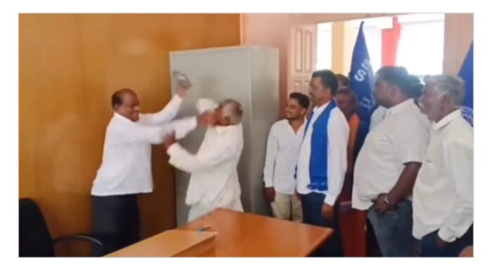 നഷ്ടപരിഹാരം വൈകിയതിൽ കടുത്ത പ്രകോപനം; ഓഫീസ് മുറിയിൽ കയറി സർക്കാർ ഉദ്യോഗസ്ഥന്റെ മുഖത്ത് ചെരിപ്പുകൊണ്ടടിച്ച് കർഷകൻ! നഷ്ടപരിഹാരം വൈകിയതിൽ കടുത്ത പ്രകോപനം; ഓഫീസ് മുറിയിൽ കയറി സർക്കാർ ഉദ്യോഗസ്ഥന്റെ മുഖത്ത് ചെരിപ്പുകൊണ്ടടിച്ച് കർഷകൻ!