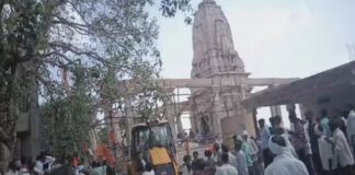 മഹാരാഷ്ട്രയിൽ ക്ഷേത്രത്തിന്റെ മേൽക്കൂര തകർന്നുവീണ് വൻ ദുരന്തം; നാല് പേർ മരണപ്പെട്ടു