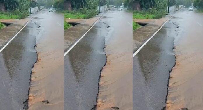 കനത്ത മഴ : കാസര്കോട് 50 മീറ്ററോളം നീളത്തില് റോഡ് വിണ്ടുകീറി കനത്ത മഴ : കാസര്കോട് 50 മീറ്ററോളം നീളത്തില് റോഡ് വിണ്ടുകീറി