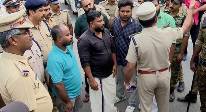 ഇഡി ഉദ്യോഗസ്ഥരെ ആക്രമിച്ച കേസ് : ഏഴ് പ്രതികളെ പോലീസ് കസ്റ്റഡിയിൽ വിട്ടു ഇഡി ഉദ്യോഗസ്ഥരെ ആക്രമിച്ച കേസ് : ഏഴ് പ്രതികളെ പോലീസ് കസ്റ്റഡിയിൽ വിട്ടു