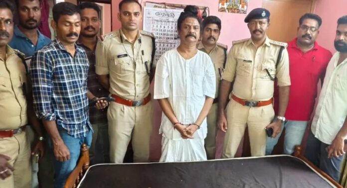 ഖനിയിൽ നിന്ന് കുറഞ്ഞ വിലയ്ക്ക് നേരിട്ട് ‘സ്വർണക്കട്ടികൾ’ എത്തിക്കാമെന്ന് വാഗ്ദാനം ; ലക്ഷങ്ങൾ തട്ടിയ ‘കെജിഎഫ് സ്വാമി’ അറസ്റ്റിൽ ഖനിയിൽ നിന്ന് കുറഞ്ഞ വിലയ്ക്ക് നേരിട്ട് ‘സ്വർണക്കട്ടികൾ’ എത്തിക്കാമെന്ന് വാഗ്ദാനം ; ലക്ഷങ്ങൾ തട്ടിയ ‘കെജിഎഫ് സ്വാമി’ അറസ്റ്റിൽ