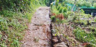 നാട്ടുകാരെ ദുരിതത്തിലാഴ്ത്തി സ്വകാര്യ വ്യക്തി റോഡ് കല്ലുകെട്ടി അടച്ചു; പ്രതിഷേധവുമായി ജനങ്ങൾ