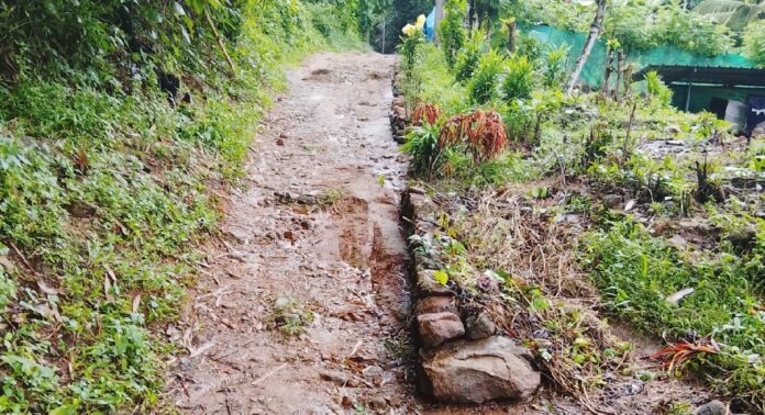 നാട്ടുകാരെ ദുരിതത്തിലാഴ്ത്തി സ്വകാര്യ വ്യക്തി റോഡ് കല്ലുകെട്ടി അടച്ചു; പ്രതിഷേധവുമായി ജനങ്ങൾ നാട്ടുകാരെ ദുരിതത്തിലാഴ്ത്തി സ്വകാര്യ വ്യക്തി റോഡ് കല്ലുകെട്ടി അടച്ചു; പ്രതിഷേധവുമായി ജനങ്ങൾ