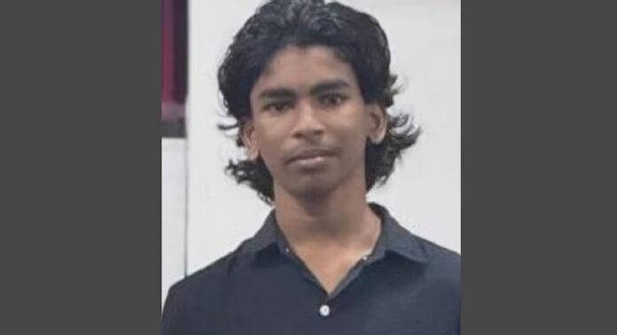 മാങ്ങ പറിക്കുന്നതിനിടെ ടെറസില് നിന്ന് കാല് വഴുതിവീണു ; 16കാരന് മരിച്ചു മാങ്ങ പറിക്കുന്നതിനിടെ ടെറസില് നിന്ന് കാല് വഴുതിവീണു ; 16കാരന് മരിച്ചു