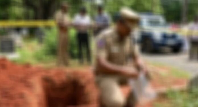 ശ്മശാനത്തിൽ നിന്ന് മണ്ണുമാന്തി മൃതദേഹം പുറത്തെടുത്ത് സ്വർണം കവർന്നു ; കോയമ്പത്തൂരിൽ മൂന്നുപേർ അറസ്റ്റിൽ ശ്മശാനത്തിൽ നിന്ന് മണ്ണുമാന്തി മൃതദേഹം പുറത്തെടുത്ത് സ്വർണം കവർന്നു ; കോയമ്പത്തൂരിൽ മൂന്നുപേർ അറസ്റ്റിൽ