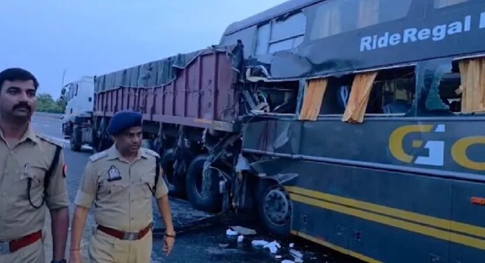 മഥുരയിൽ വോൾവോ ബസ് ട്രെയിലർ ട്രക്കുമായി കൂട്ടിയിടിച്ച് അപകടം ; നാല് മരണം , 20 ലധികം പേർക്ക് പരിക്ക് മഥുരയിൽ വോൾവോ ബസ് ട്രെയിലർ ട്രക്കുമായി കൂട്ടിയിടിച്ച് അപകടം ; നാല് മരണം , 20 ലധികം പേർക്ക് പരിക്ക്