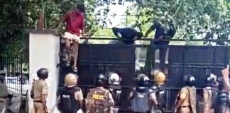എസ്എഫ്ഐയുടെ മാർച്ചിനിടെ സംഘർഷം ; ബാരിക്കേഡിനിടയിൽ കുടുങ്ങി പോലീസുകാരന്റെ വിരലറ്റു