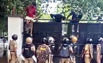 എസ്എഫ്ഐയുടെ മാർച്ചിനിടെ സംഘർഷം ; ബാരിക്കേഡിനിടയിൽ കുടുങ്ങി പോലീസുകാരന്റെ വിരലറ്റു