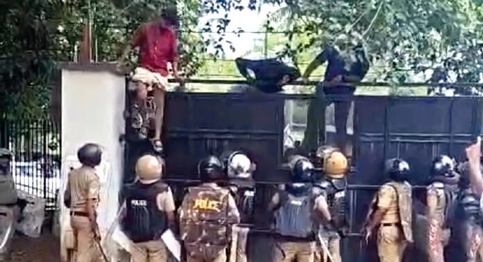 എസ്എഫ്ഐയുടെ മാർച്ചിനിടെ സംഘർഷം ; ബാരിക്കേഡിനിടയിൽ കുടുങ്ങി പോലീസുകാരന്റെ വിരലറ്റു എസ്എഫ്ഐയുടെ മാർച്ചിനിടെ സംഘർഷം ; ബാരിക്കേഡിനിടയിൽ കുടുങ്ങി പോലീസുകാരന്റെ വിരലറ്റു