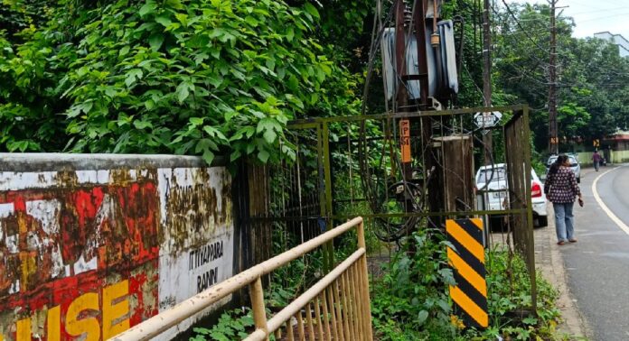 നടപ്പാത അടച്ച് ട്രാൻസ്ഫോർമറിൻറെ ഫെൻസിങ് ; റാന്നി വലിയപറമ്പുപടിയിൽ കാൽനടയാത്രക്കാർ ദുരിതത്തിൽ നടപ്പാത അടച്ച് ട്രാൻസ്ഫോർമറിൻറെ ഫെൻസിങ് ; റാന്നി വലിയപറമ്പുപടിയിൽ കാൽനടയാത്രക്കാർ ദുരിതത്തിൽ 