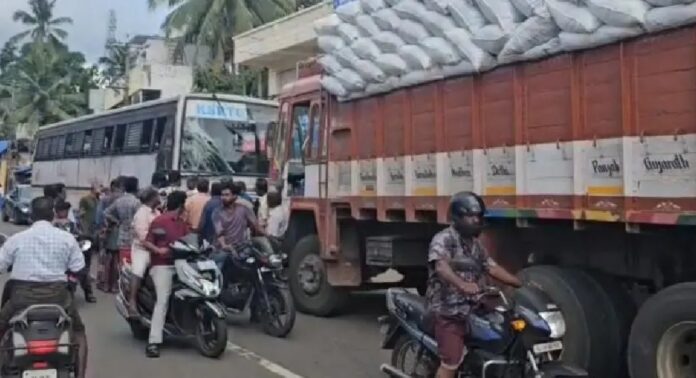 നെയ്യാറ്റിൻകരയിൽ കെഎസ്ആർടിസി ബസും ലോറിയും കൂട്ടിയിടിച്ച് വൻ അപകടം നെയ്യാറ്റിൻകരയിൽ കെഎസ്ആർടിസി ബസും ലോറിയും കൂട്ടിയിടിച്ച് വൻ അപകടം