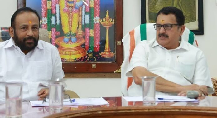 ഗുരുവായൂരപ്പന്റെ ഒരു തുണ്ട് ഭൂമി പോലും നഷ്ടപ്പെടുത്താന് അനുവദിക്കില്ല , ദര്ശനത്തിന് വിര്ച്വല് ക്യൂ ഉടന് : കെ മുരളീധരന് ഗുരുവായൂരപ്പന്റെ ഒരു തുണ്ട് ഭൂമി പോലും നഷ്ടപ്പെടുത്താന് അനുവദിക്കില്ല , ദര്ശനത്തിന് വിര്ച്വല് ക്യൂ ഉടന് : കെ മുരളീധരന്