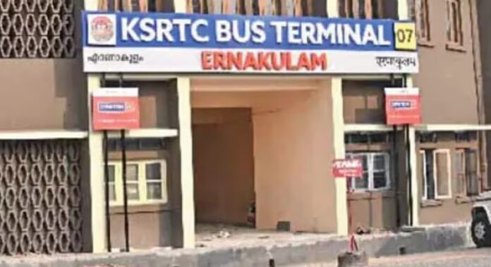 എറണാകുളം കെഎസ്ആർടിസി സ്റ്റാൻ്റിൽ ബസിനകത്ത് കണ്ടക്ടർക്ക് യാത്രക്കാരുടെ ക്രൂര മർദ്ദനം എറണാകുളം കെഎസ്ആർടിസി സ്റ്റാൻ്റിൽ ബസിനകത്ത് കണ്ടക്ടർക്ക് യാത്രക്കാരുടെ ക്രൂര മർദ്ദനം