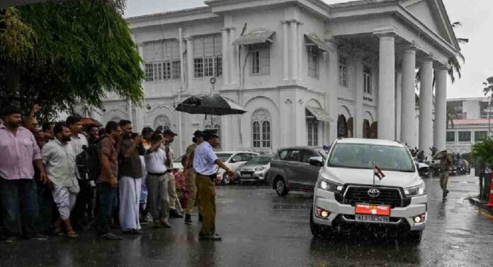 സെക്രട്ടേറിയറ്റിൽ പാർട്ടിക്കാരുടെയടക്കം വൻ തള്ളിക്കയറ്റം , ആളുകൂടിയതോടെ ലിഫ്റ്റ് തകരാറിൽ സെക്രട്ടേറിയറ്റിൽ പാർട്ടിക്കാരുടെയടക്കം വൻ തള്ളിക്കയറ്റം , ആളുകൂടിയതോടെ ലിഫ്റ്റ് തകരാറിൽ