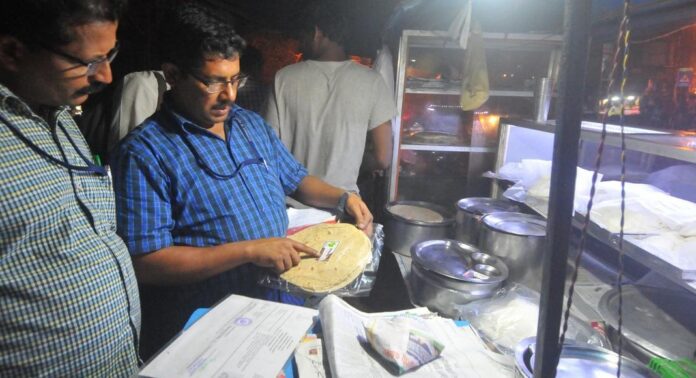 വൃത്തിഹീന സാഹചര്യം ഒഴിവാക്കാൻ തട്ടുകടകൾക്ക് ഏകീകൃത മാതൃക ; കടകൾക്ക് പ്രത്യേക മേഖല നിശ്ചയിക്കാൻ ഭക്ഷ്യസുരക്ഷാ വകുപ്പ് വൃത്തിഹീന സാഹചര്യം ഒഴിവാക്കാൻ തട്ടുകടകൾക്ക് ഏകീകൃത മാതൃക ; കടകൾക്ക് പ്രത്യേക മേഖല നിശ്ചയിക്കാൻ ഭക്ഷ്യസുരക്ഷാ വകുപ്പ്