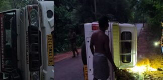 കണ്ണൂർ ആറളം ഫാമിൽ പട്രോളിങ്ങിനിടെ വനംവകുപ്പിന്റെ വാഹനം കാട്ടാന കുത്തിമറിച്ചു