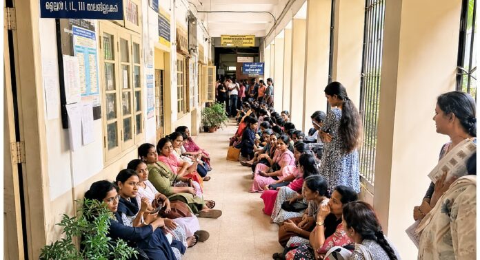 കണ്ണൂരിൽ നഴ്സുമാരുടെ സമരം കത്തുന്നു ; ജില്ലാ ലേബർ ഓഫീസ് ഉപരോധിച്ചു കണ്ണൂരിൽ നഴ്സുമാരുടെ സമരം കത്തുന്നു ; ജില്ലാ ലേബർ ഓഫീസ് ഉപരോധിച്ചു