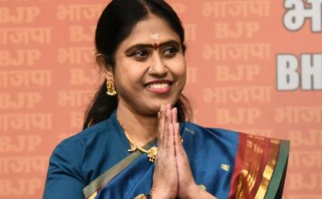 ബിജെപി നേതാവ് വിജയധരണിയും മുന് മന്ത്രി പച്ചൈമാലും ടിവികെയില്