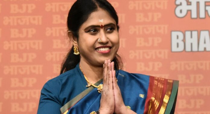 ബിജെപി നേതാവ് വിജയധരണിയും മുന് മന്ത്രി പച്ചൈമാലും ടിവികെയില് ബിജെപി നേതാവ് വിജയധരണിയും മുന് മന്ത്രി പച്ചൈമാലും ടിവികെയില്