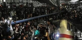 ബിഹാറിൽ പോലീസ് പരീക്ഷ എഴുതാന് പോയ ഉദ്യോഗാര്ഥികള് റെയില്വേ സ്റ്റേഷന് അടിച്ചു തകര്ത്തു