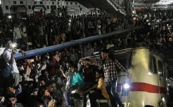 ബിഹാറിൽ പോലീസ് പരീക്ഷ എഴുതാന് പോയ ഉദ്യോഗാര്ഥികള് റെയില്വേ സ്റ്റേഷന് അടിച്ചു തകര്ത്തു