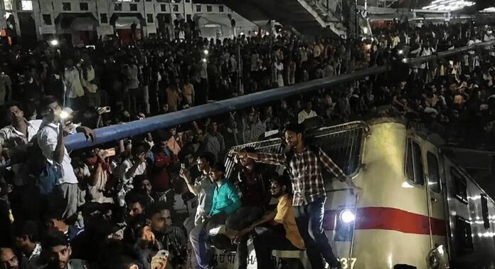 ബിഹാറിൽ പോലീസ് പരീക്ഷ എഴുതാന് പോയ ഉദ്യോഗാര്ഥികള് റെയില്വേ സ്റ്റേഷന് അടിച്ചു തകര്ത്തു ബിഹാറിൽ പോലീസ് പരീക്ഷ എഴുതാന് പോയ ഉദ്യോഗാര്ഥികള് റെയില്വേ സ്റ്റേഷന് അടിച്ചു തകര്ത്തു