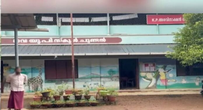 വാഹന ഷെഡിൽ തെരുവുനായ പ്രസവിച്ചതിനെ തുടർന്ന് സ്കൂളിന് അവധി പ്രഖ്യാപിച്ച് അധികൃതർ വാഹന ഷെഡിൽ തെരുവുനായ പ്രസവിച്ചതിനെ തുടർന്ന് സ്കൂളിന് അവധി പ്രഖ്യാപിച്ച് അധികൃതർ