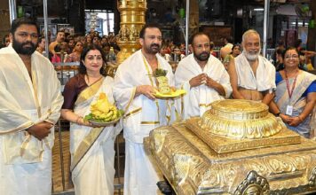 നേരത്തെ മൂന്ന് ആനകള് ; ഇപ്പോള് ഗുരുവായൂരപ്പന് കാണിക്കയായി സ്വര്ണ്ണക്കിരീടം