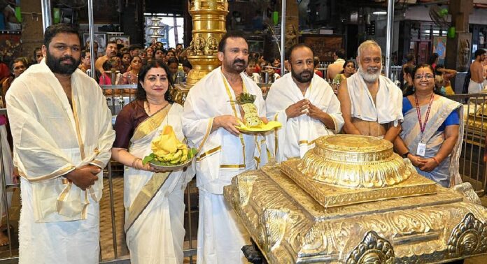 നേരത്തെ മൂന്ന് ആനകള് ; ഇപ്പോള് ഗുരുവായൂരപ്പന് കാണിക്കയായി സ്വര്ണ്ണക്കിരീടം നേരത്തെ മൂന്ന് ആനകള് ; ഇപ്പോള് ഗുരുവായൂരപ്പന് കാണിക്കയായി സ്വര്ണ്ണക്കിരീടം