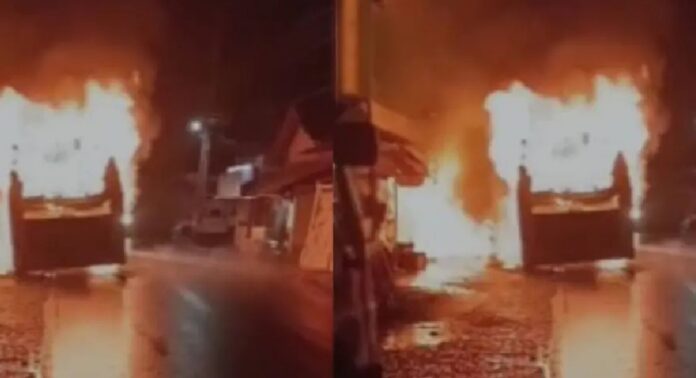 ഉംറ തീർഥാടകരുമായി വിമാനത്താവളത്തിലേക്ക് പോയ ബസ് തീപിടിച്ചു , യാത്രക്കാർ രക്ഷപെട്ടത് അത്ഭുതകരമായി ഉംറ തീർഥാടകരുമായി വിമാനത്താവളത്തിലേക്ക് പോയ ബസ് തീപിടിച്ചു , യാത്രക്കാർ രക്ഷപെട്ടത് അത്ഭുതകരമായി