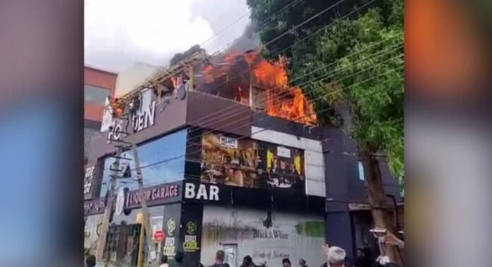 അടുക്കളയിലെ ഗ്യാസ് സിലിണ്ടർ പൊട്ടിത്തെറിച്ച് പബ്ബിൽ തീപിടുത്തം; 2 ജീവനക്കാർ മരിച്ചു, 5 പേർക്ക് പരിക്കേറ്റു അടുക്കളയിലെ ഗ്യാസ് സിലിണ്ടർ പൊട്ടിത്തെറിച്ച് പബ്ബിൽ തീപിടുത്തം; 2 ജീവനക്കാർ മരിച്ചു, 5 പേർക്ക് പരിക്കേറ്റു