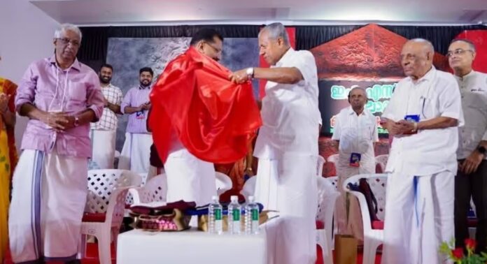 ജലീലിനെയും ഭാര്യയെയും ചെമ്പതാക അണിയിച്ച് പിണറായി , ഇരുവർക്കും പാർട്ടിയിലേക്ക് സ്വാഗതം ജലീലിനെയും ഭാര്യയെയും ചെമ്പതാക അണിയിച്ച് പിണറായി , ഇരുവർക്കും പാർട്ടിയിലേക്ക് സ്വാഗതം