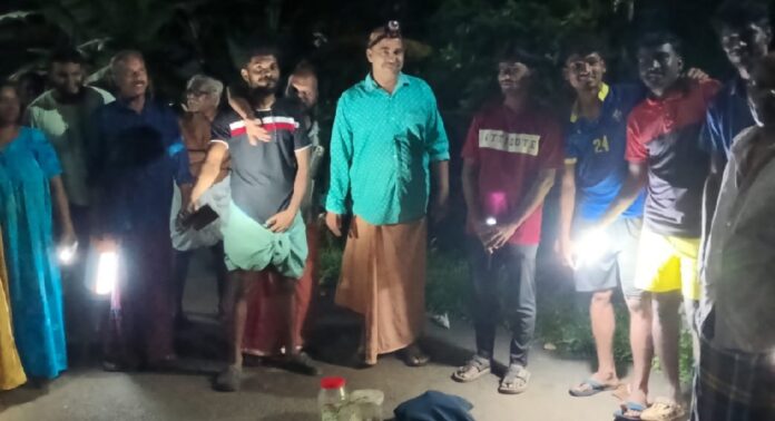 ഒരു പാമ്പിനെ തേടിപ്പോയി ; കിട്ടിയത് മൂന്ന് പെരുമ്പാമ്പുകളെ! കൈയടി നേടി സർപ്പ വോളന്റിയർ മാത്തുക്കുട്ടി ഒരു പാമ്പിനെ തേടിപ്പോയി ; കിട്ടിയത് മൂന്ന് പെരുമ്പാമ്പുകളെ! കൈയടി നേടി സർപ്പ വോളന്റിയർ മാത്തുക്കുട്ടി 