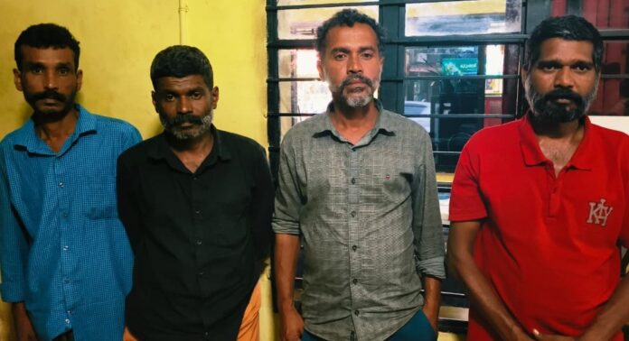 വീട്ടിമരം മുറിച്ചു കടത്താനുള്ള ശ്രമം ; പിടി വീണു വീട്ടിമരം മുറിച്ചു കടത്താനുള്ള ശ്രമം ; പിടി വീണു