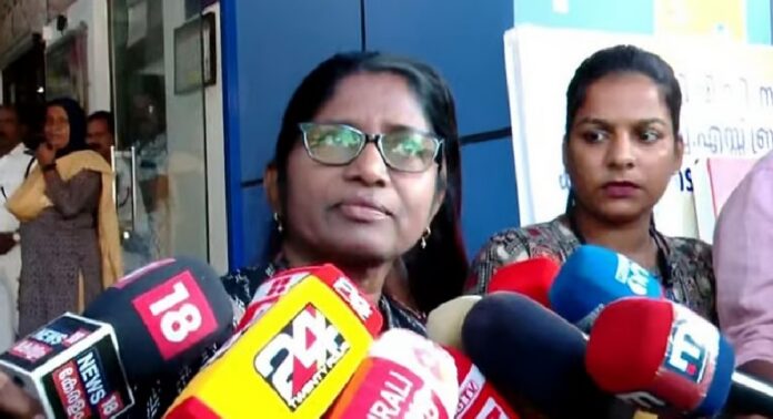 ഇന്നും ആരോഗ്യവകുപ്പ് ആസ്ഥാനത്തെത്തി ഡോ. റീന , കസേരകളി തുടരുന്നു ഇന്നും ആരോഗ്യവകുപ്പ് ആസ്ഥാനത്തെത്തി ഡോ. റീന , കസേരകളി തുടരുന്നു