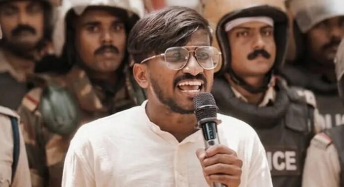 എസ്എഫ്ഐ കാസർകോട് ജില്ലാ സെക്രട്ടറിക്കെതിരെ പരാതി എസ്എഫ്ഐ കാസർകോട് ജില്ലാ സെക്രട്ടറിക്കെതിരെ പരാതി