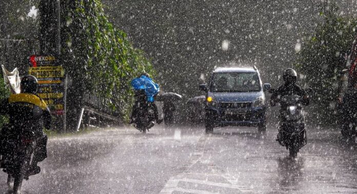 അഞ്ച് ദിവസം കൂടി സംസ്ഥാനത്ത് അതിശക്തമായ മഴ തുടരും അഞ്ച് ദിവസം കൂടി സംസ്ഥാനത്ത് അതിശക്തമായ മഴ തുടരും