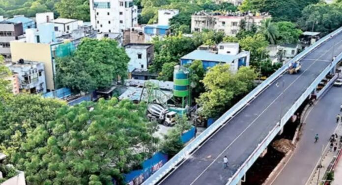 കോഴിക്കോട് അരയെടുത്തുപാലം ഫ്ലൈഓവറിൽ കാറും ബൈക്കുകളും കൂട്ടിയിടിച്ച അപകടത്തിൽ തെറിച്ച് താഴേക്ക് വീണ് പരിക്കേറ്റ യുവാവ് മരിച്ചു കോഴിക്കോട് അരയെടുത്തുപാലം ഫ്ലൈഓവറിൽ കാറും ബൈക്കുകളും കൂട്ടിയിടിച്ച അപകടത്തിൽ തെറിച്ച് താഴേക്ക് വീണ് പരിക്കേറ്റ യുവാവ് മരിച്ചു