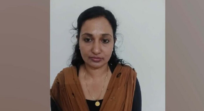 റവന്യൂ ഉദ്യോഗസ്ഥനെ ഭീഷണിപ്പെടുത്തി 20 ലക്ഷം തട്ടിയെന്ന് പരാതി ; യുവതി അറസ്റ്റിൽ റവന്യൂ ഉദ്യോഗസ്ഥനെ ഭീഷണിപ്പെടുത്തി 20 ലക്ഷം തട്ടിയെന്ന് പരാതി ; യുവതി അറസ്റ്റിൽ